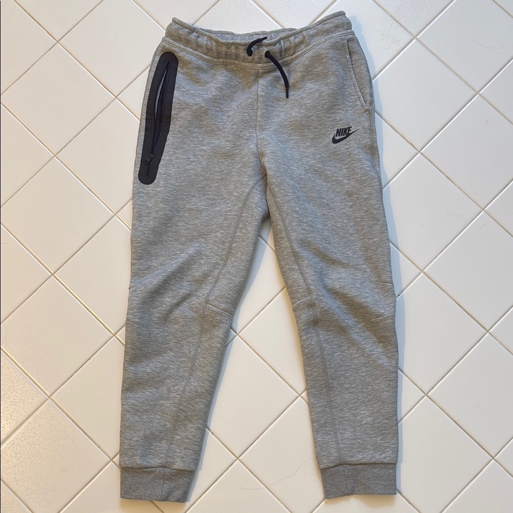 Nike Tech Light Heather Gray Sweatpants with Elastic Waistband and Tapered Legs